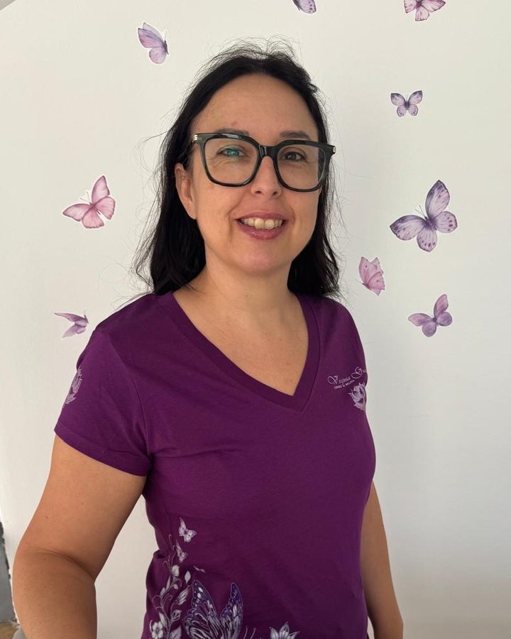 Patricia León Ramos, esteticista del centro, sonriendo en la recepción